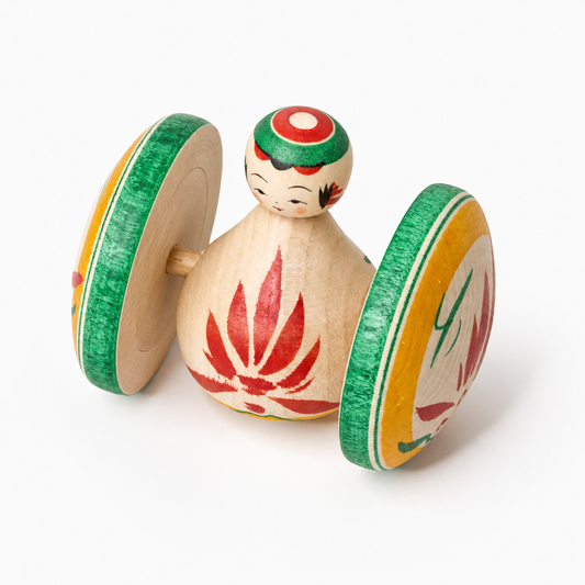 Fuku-Kuruma-Holzfigur mit roter Chrysantheme in schräger Vorderansicht