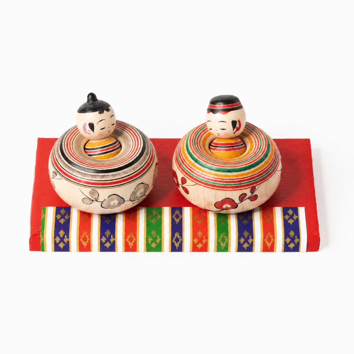 Nemuri-Hina-Set mit Junge und Mädchen auf rotem Sockel in Vorderansicht