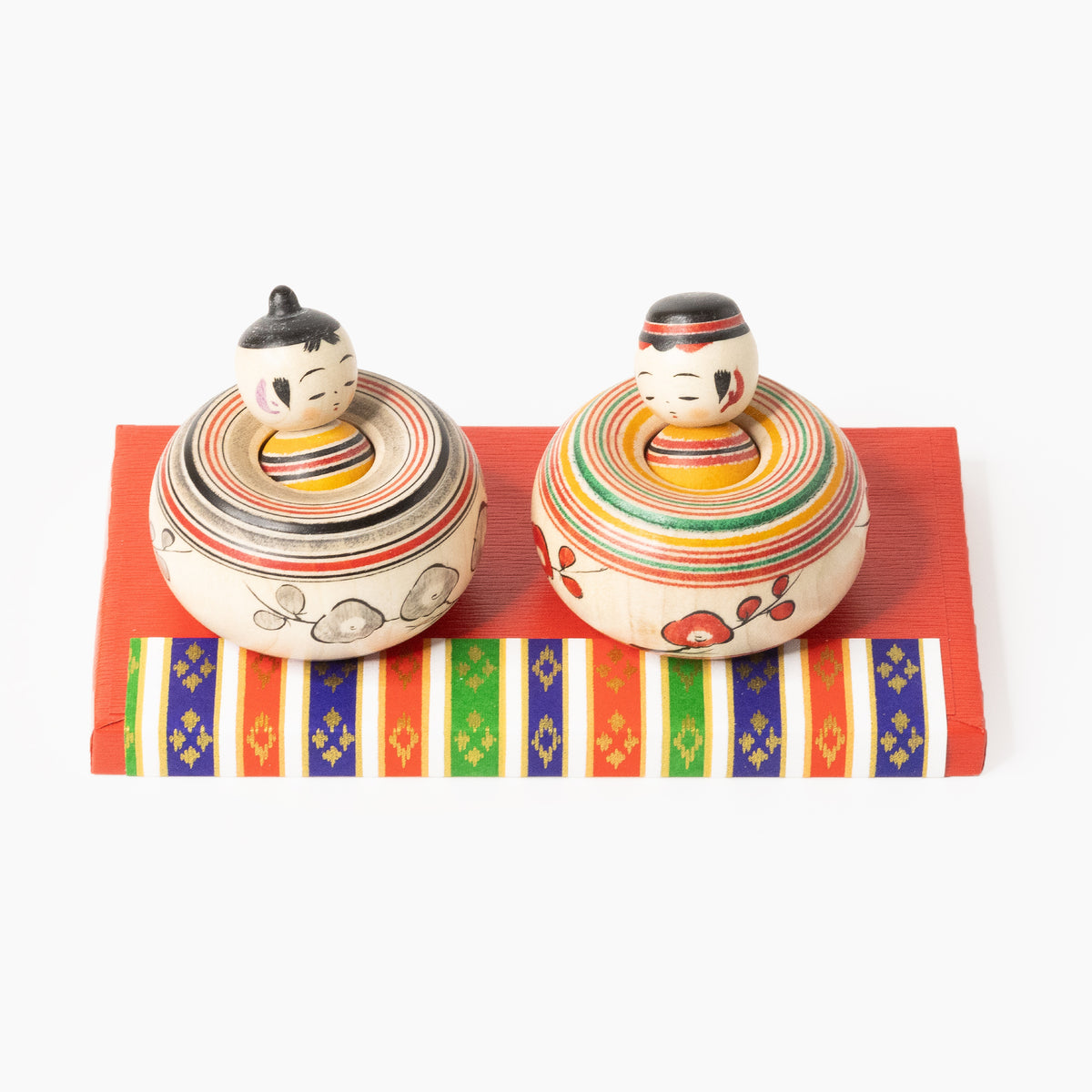 Front view of the Nemuri Hina set with boy and girl on a red base