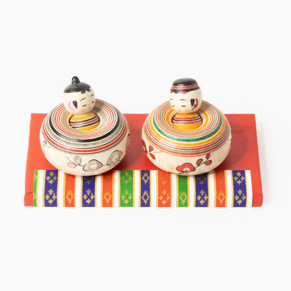 Front view of the Nemuri Hina set with boy and girl on a red base