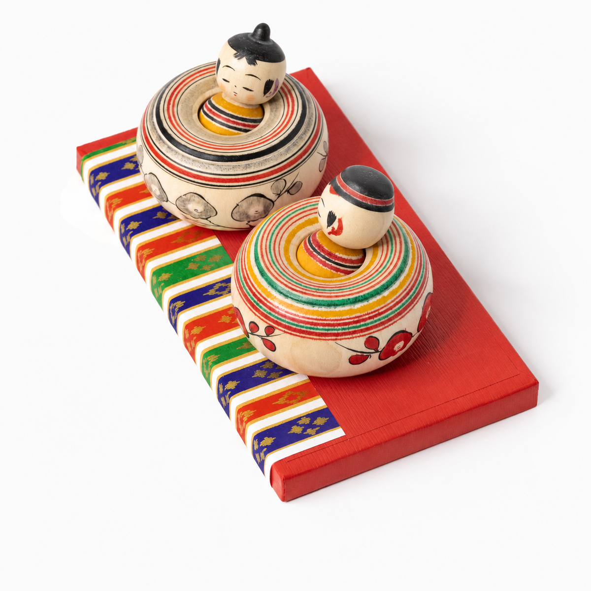 Nemuri-Hina-Set mit farbigem Sockel in schräger Draufsicht