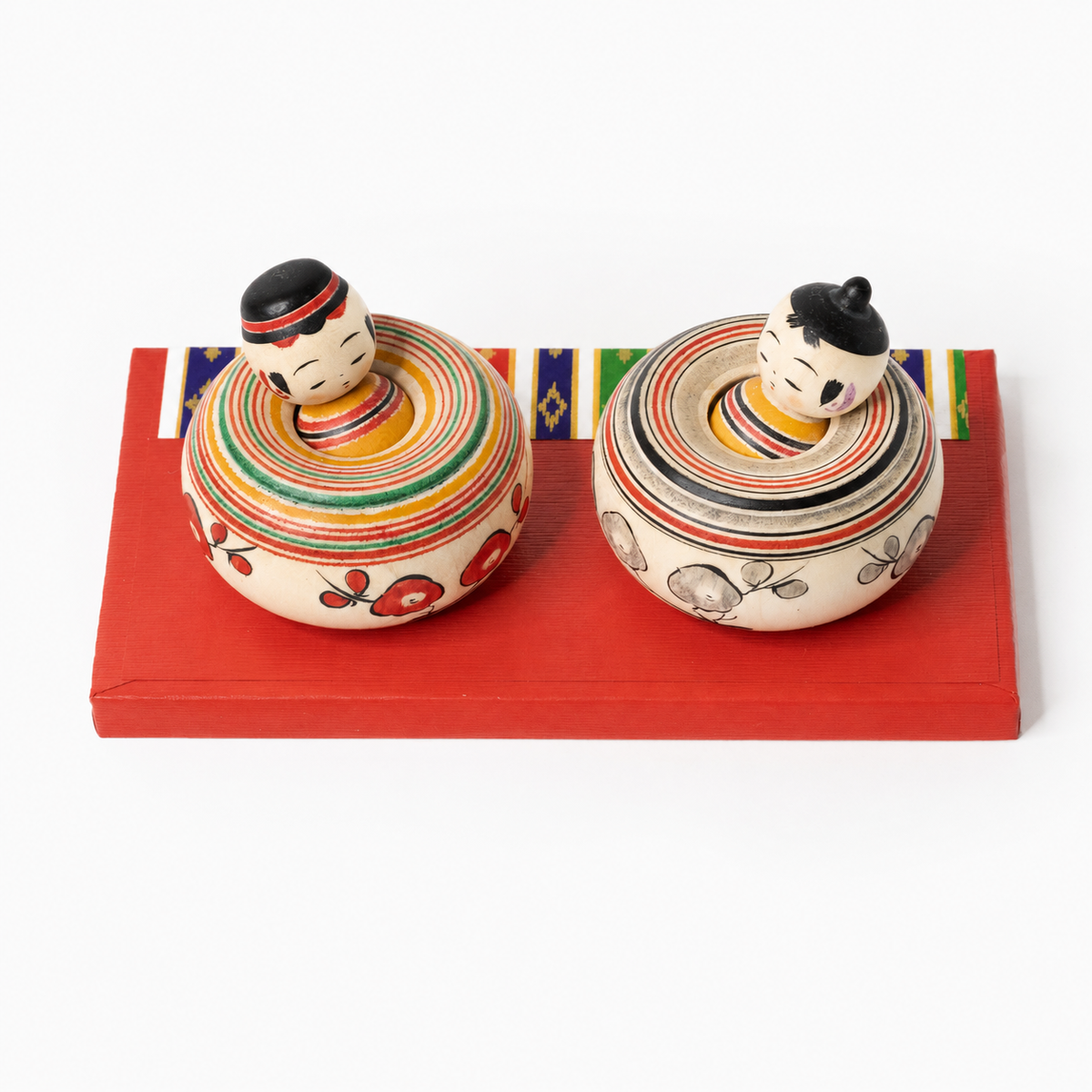Nemuri-Hina-Set mit beiden Ejiko-Figuren auf rotem Sockel