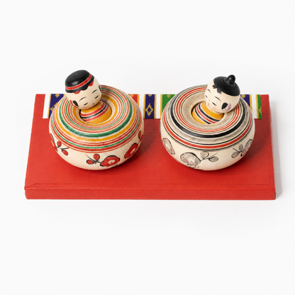 Nemuri-Hina-Set mit beiden Ejiko-Figuren auf rotem Sockel